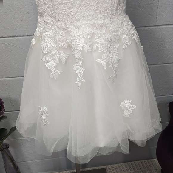 Elegant White Lace Wedding Dress - Picture 5 of 16